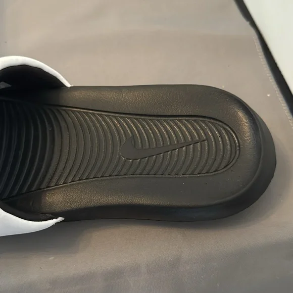 Nike Black and‎ White Slides men’s size 7 new - Picture 4 of 5